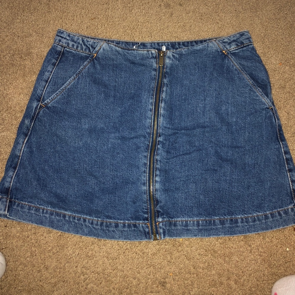 Cute zip up denim skirt!!